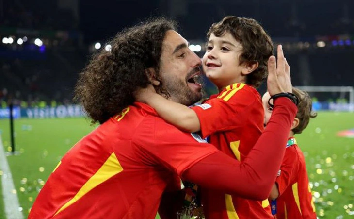 Tuyển Tây Ban Nha mừng vô địch World Cup tại quê nhà trong biển người - Ảnh 9.