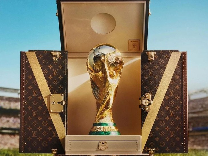 Có thật Cucurella đựng cúp vàng FIFA trong túi nilon mang về? - Ảnh 2.