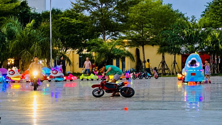 Giao xe điện phóng ga tới 30-40km/h cho trẻ em chạy, quá nguy hiểm - Ảnh 5.