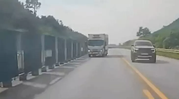 Tông vào hàng rào mở rộng cao tốc, nam tài xế tử vong - Ảnh 1.