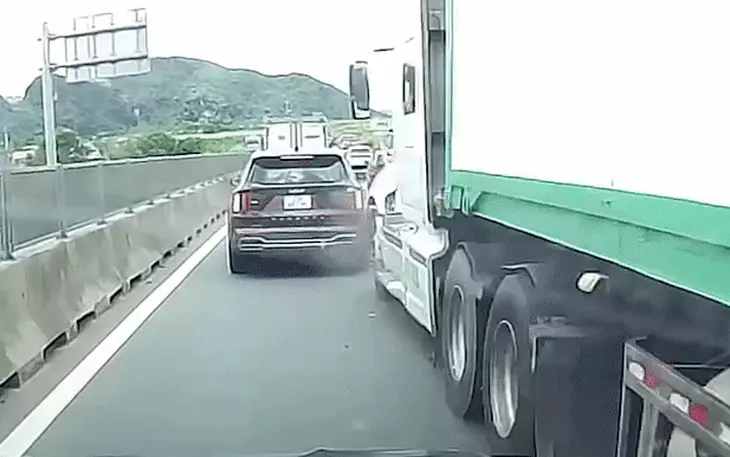 Tạm giữ hình sự tài xế lái ô tô ủn cảnh sát giao thông rồi bỏ chạy - Ảnh 2.
