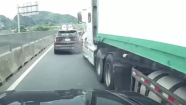 Xe container tông liên hoàn 10 ô tô trên cao tốc: Tài xế trước khả năng phải chịu trách nhiệm hình sự - Ảnh 1.