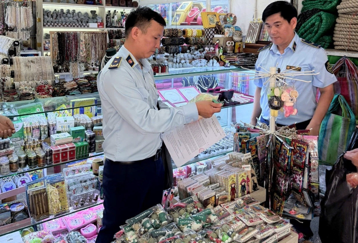 Kho hàng ở Đà Nẵng 'phù phép' rong biển khô Trung Quốc thành 'hàng Việt' để bán cho người tiêu dùng - Ảnh 3.