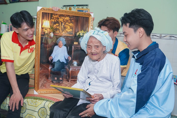 Thanh niên Cần Thơ phục dựng di ảnh liệt sĩ bằng công nghệ AI tặng gia đình chính sách - Ảnh 1.