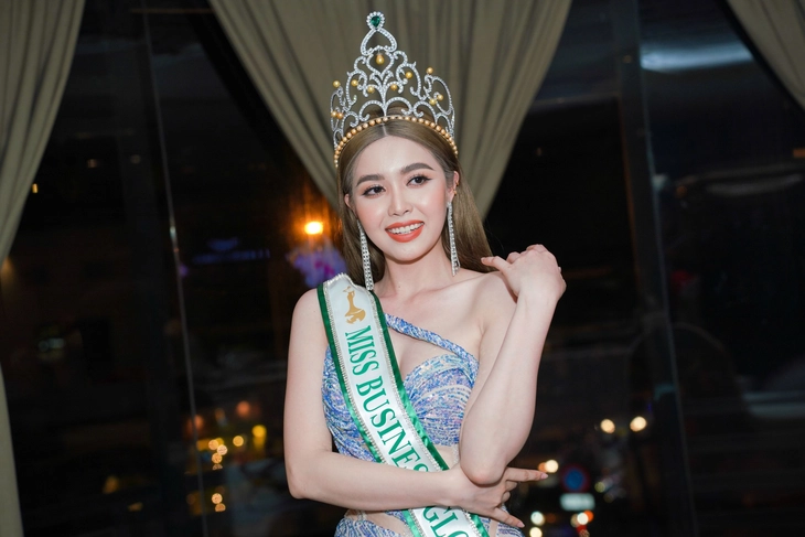 Chiếc vương miện từng được công bố trị giá 3 tỉ đồng lại gây xôn xao - Ảnh 1.
