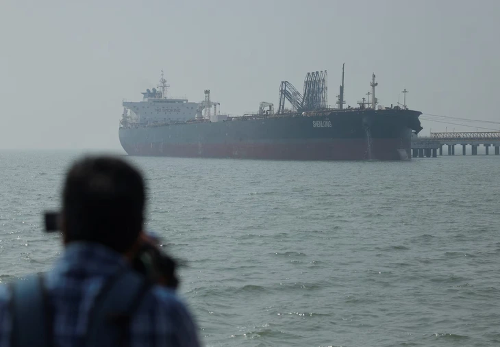 Iran tuyên bố hai tàu dầu phát nổ tại eo biển Hormuz, giá dầu tăng mạnh - Ảnh 1.