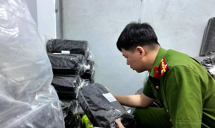 Kho hàng ở Đà Nẵng 'phù phép' rong biển khô Trung Quốc thành 'hàng Việt' để bán cho người tiêu dùng - Ảnh 1.