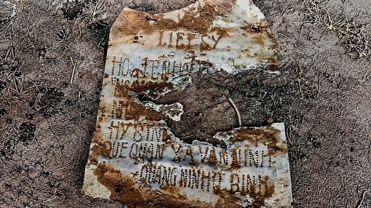 Hành trình 'giải mã' mảnh tôn khuyết chữ và lời kêu gọi tìm lại tên cho một liệt sĩ - Ảnh 2.