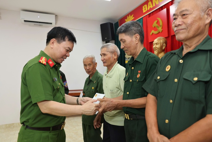 Cảnh sát cơ động cùng người dân mở 'con đường đoàn kết' dài 2,6km lên các cột mốc biên giới - Ảnh 6.
