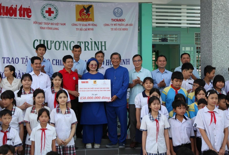 300 học sinh khó khăn ở Vĩnh Long nhận xe đạp, hơn 40 em mồ côi được nhận thêm tiền mặt - Ảnh 8.