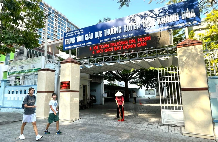 Hiệu trưởng nói gặp khó trong quản lý, giám sát - Ảnh 1.