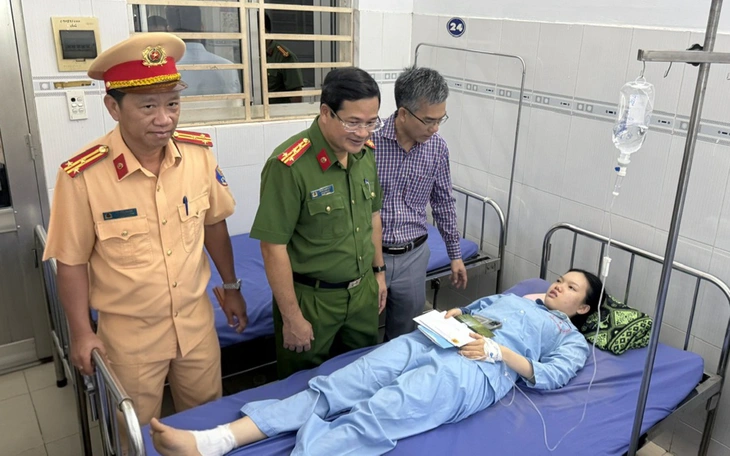 Cháy xe khách, cửa chính bị lửa chặn: Thoát nạn thế nào để tăng cơ hội sống? - Ảnh 2.