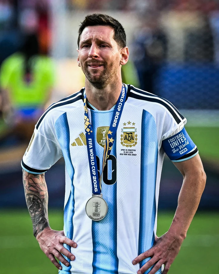 Phi công Tây Ban Nha 'chơi khăm', khiến cổ động viên Argentina tưởng đội nhà vô địch World Cup - Ảnh 1.