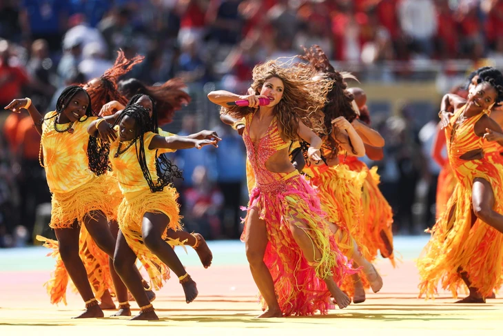 Shakira khoe ảnh hậu trường World Cup với David Beckham, BTS - Ảnh 5.