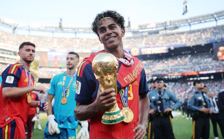 Tác giả Ao Ashi gây sốt với tranh Lamine Yamal sau chức vô địch World Cup của Tây Ban Nha - Ảnh 1.