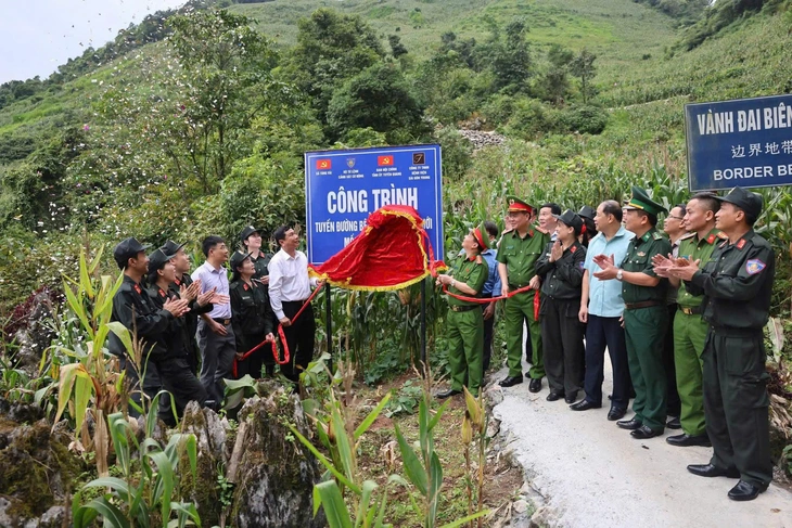 Cảnh sát cơ động cùng người dân mở 'con đường đoàn kết' dài 2,6km lên các cột mốc biên giới - Ảnh 4.