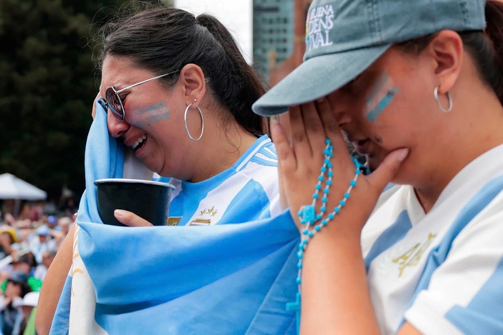 Phi công Tây Ban Nha 'chơi khăm', khiến cổ động viên Argentina tưởng đội nhà vô địch World Cup - Ảnh 3.