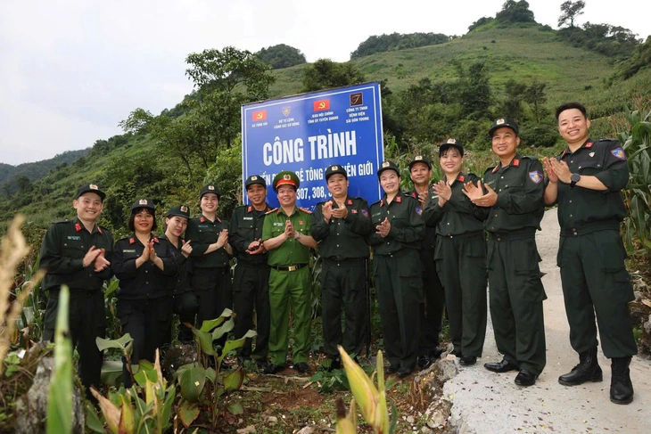 Cảnh sát cơ động cùng người dân mở 'con đường đoàn kết' dài 2,6km lên các cột mốc biên giới - Ảnh 5.
