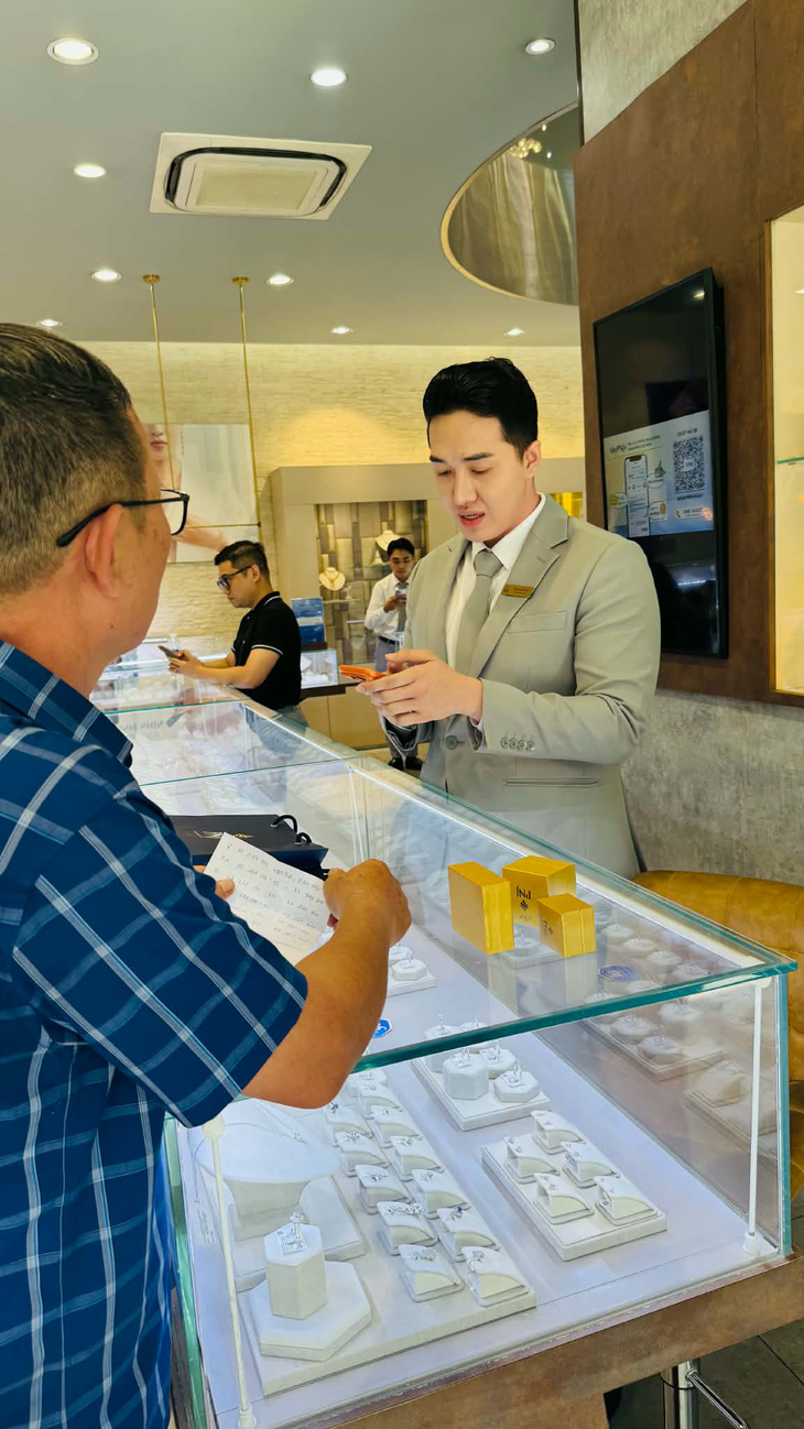 Khách bán kim cương chiều nay được PNJ hẹn trả chậm trong 120 ngày - Ảnh 1.