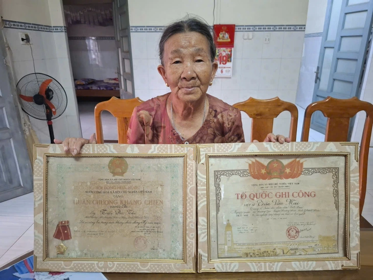 Cuộc đoàn tụ 42 năm đầy cảm xúc - Ảnh 1.