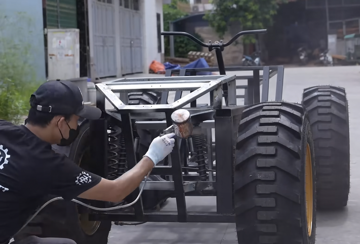 Thợ mộc Việt chế tạo xe địa hình bằng gỗ chạy điện, vận hành được như xe thật - Ảnh 3.
