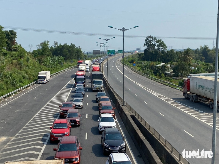 12 đoạn cao tốc Bắc Nam thu phí từ 900 đồng/km, vì sao đoạn Đà Nẵng – Quảng Ngãi thu 1.680 đồng/km? - Ảnh 1.