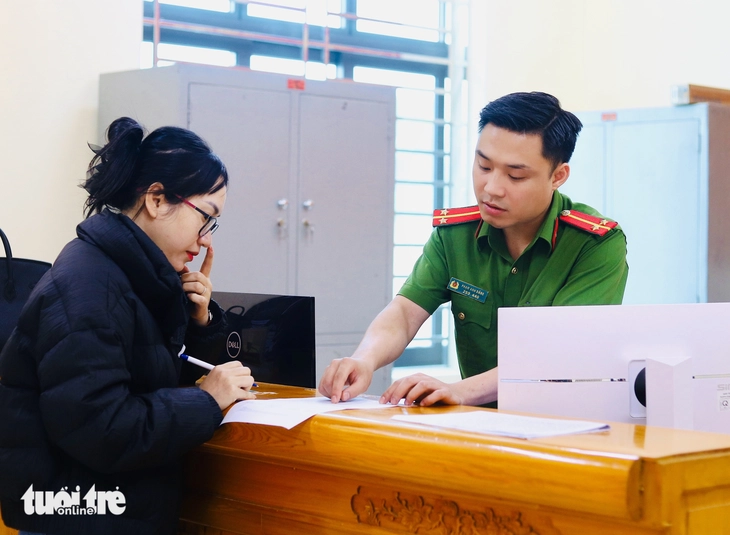 Không yêu cầu xuất trình giấy xác nhận thông tin cư trú nếu đã khai thác được dữ liệu trên VNeID - Ảnh 1.