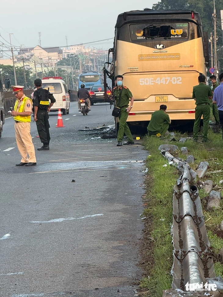 Xe bùng cháy trên quốc lộ 1 qua Đồng Nai, 7 người chết - Ảnh 8.