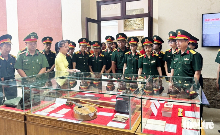 Xúc động xem chiếc ba lô, bức thư tay, giấy báo tử… của liệt sĩ - Ảnh 1.