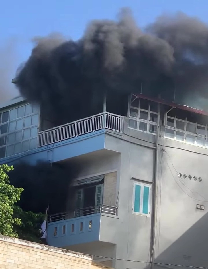 Sinh viên đu lan can căn hộ dịch vụ thoát nạn trong vụ cháy nhà trọ 4 tầng ở Gò Vấp - Ảnh 1.