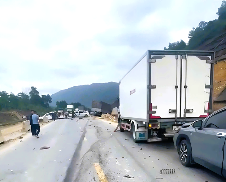 Vụ tai nạn liên hoàn 9 ô tô trên cao tốc La Sơn - Hòa Liên: Công an tìm người biết thông tin - Ảnh 1.