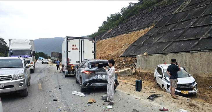 Vụ tai nạn liên hoàn 9 ô tô trên cao tốc La Sơn - Hòa Liên: Công an tìm người biết thông tin - Ảnh 2.