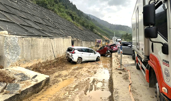 Vụ tai nạn liên hoàn 9 ô tô trên cao tốc La Sơn - Hòa Liên: Công an tìm người biết thông tin - Ảnh 3.