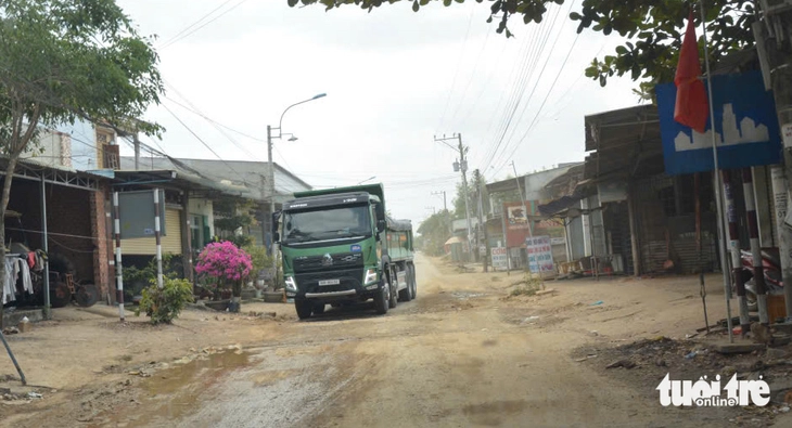 Đường nông thôn ‘nát bươn’ vì xe quá tải, xe ben chở đất cát - Ảnh 3.