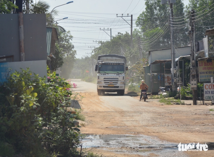 Đường nông thôn ‘nát bươn’ vì xe quá tải, xe ben chở đất cát - Ảnh 5.