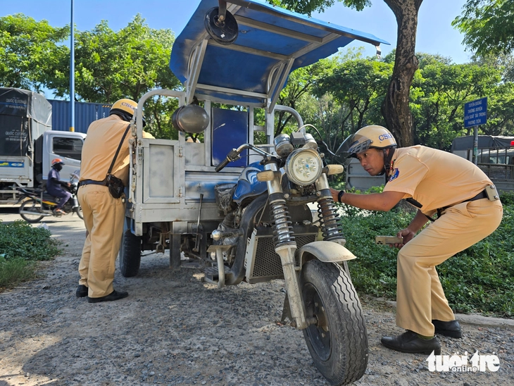 CSGT TP.HCM xử lý, tuyên truyền tận cửa hàng - Ảnh 5.
