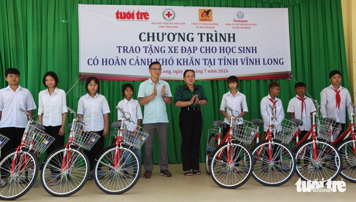 300 học sinh khó khăn ở Vĩnh Long nhận xe đạp, hơn 40 em mồ côi được nhận thêm tiền mặt - Ảnh 2.