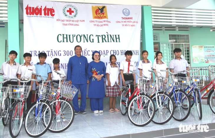 300 học sinh khó khăn ở Vĩnh Long nhận xe đạp, hơn 40 em mồ côi được nhận thêm tiền mặt - Ảnh 4.