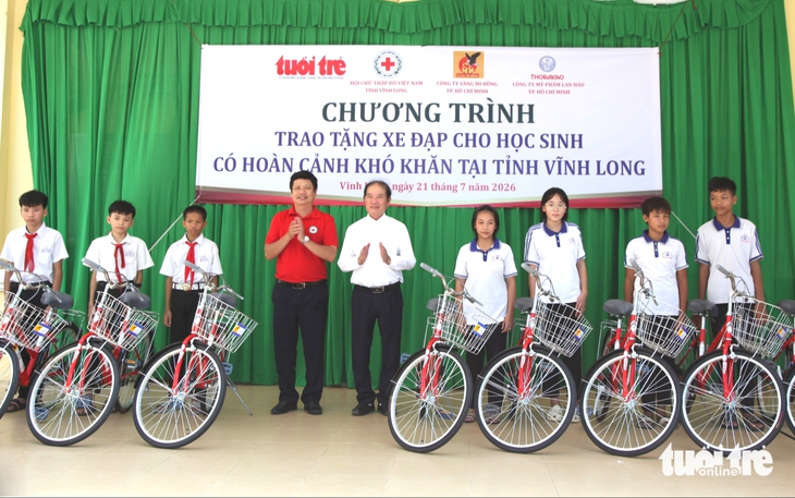 300 học sinh khó khăn ở Vĩnh Long nhận xe đạp, hơn 40 em mồ côi được nhận thêm tiền mặt - Ảnh 5.