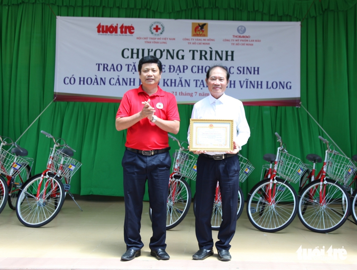 300 học sinh khó khăn ở Vĩnh Long nhận xe đạp, hơn 40 em mồ côi được nhận thêm tiền mặt - Ảnh 6.
