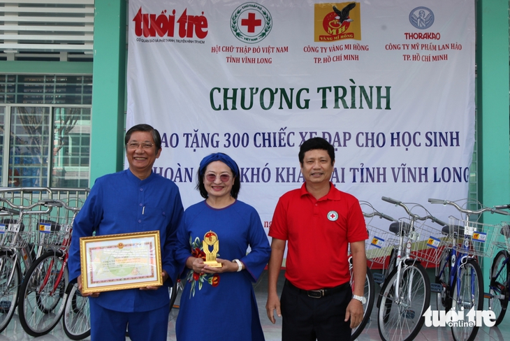 300 học sinh khó khăn ở Vĩnh Long nhận xe đạp, hơn 40 em mồ côi được nhận thêm tiền mặt - Ảnh 7.