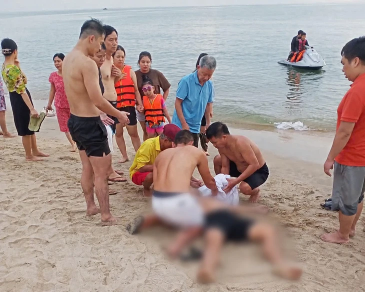 Liều lĩnh tắm biển ở vùng cấm tắm, 2 du khách đuối nước trên biển Nhật Lệ - Ảnh 1.
