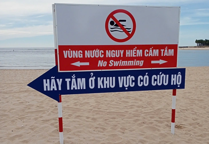 Liều lĩnh tắm biển ở vùng cấm tắm, 2 du khách đuối nước trên biển Nhật Lệ - Ảnh 2.