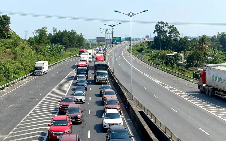 Nhiều mảnh kim loại rơi vãi trên cao tốc khiến các ô tô bị thủng lốp - Ảnh 6.