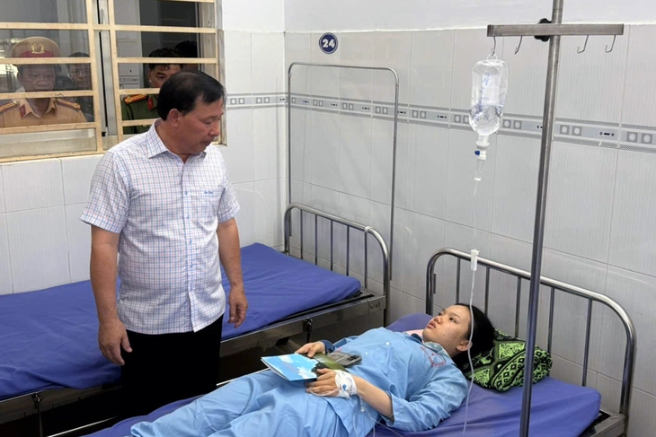 Chủ tịch TP Đồng Nai thăm hỏi gia đình các nạn nhân vụ cháy xe làm 7 người chết - Ảnh 1.