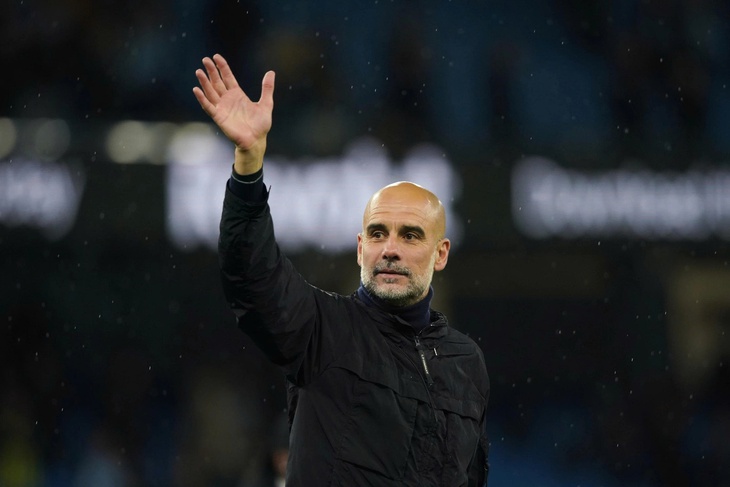 Man City bán sạch đồ dùng trong phòng làm việc của Guardiola - Ảnh 1.