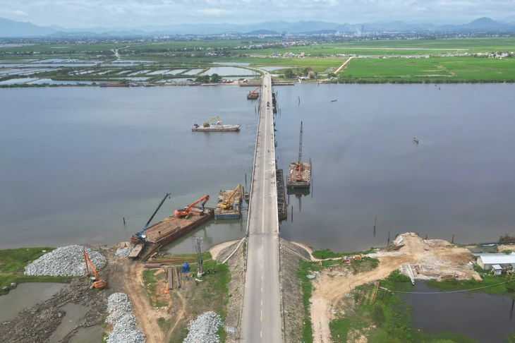 'Đại phẫu' đập ngăn mặn từng lớn nhất Đông Nam Á giữa lòng sông Hương - Ảnh 1.