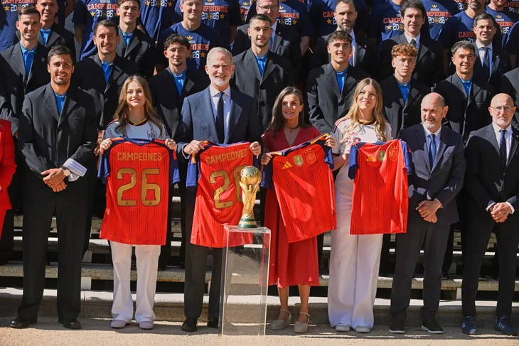 Hình ảnh ăn mừng chức vô địch World Cup của cầu thủ Tây Ban Nha tại quê nhà - Ảnh 3.