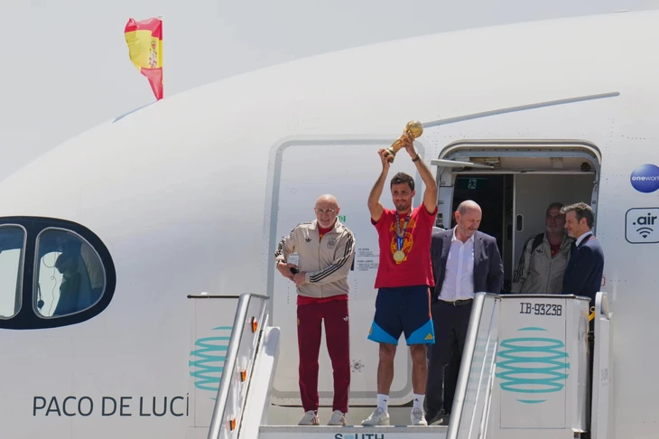 Hình ảnh ăn mừng chức vô địch World Cup của cầu thủ Tây Ban Nha tại quê nhà - Ảnh 2.