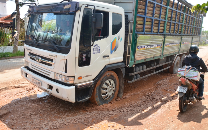 Vụ đường nông thôn “nát bươm”: CSGT phạt nhiều xe quá tải, tăng cường tuần tra - Ảnh 2.